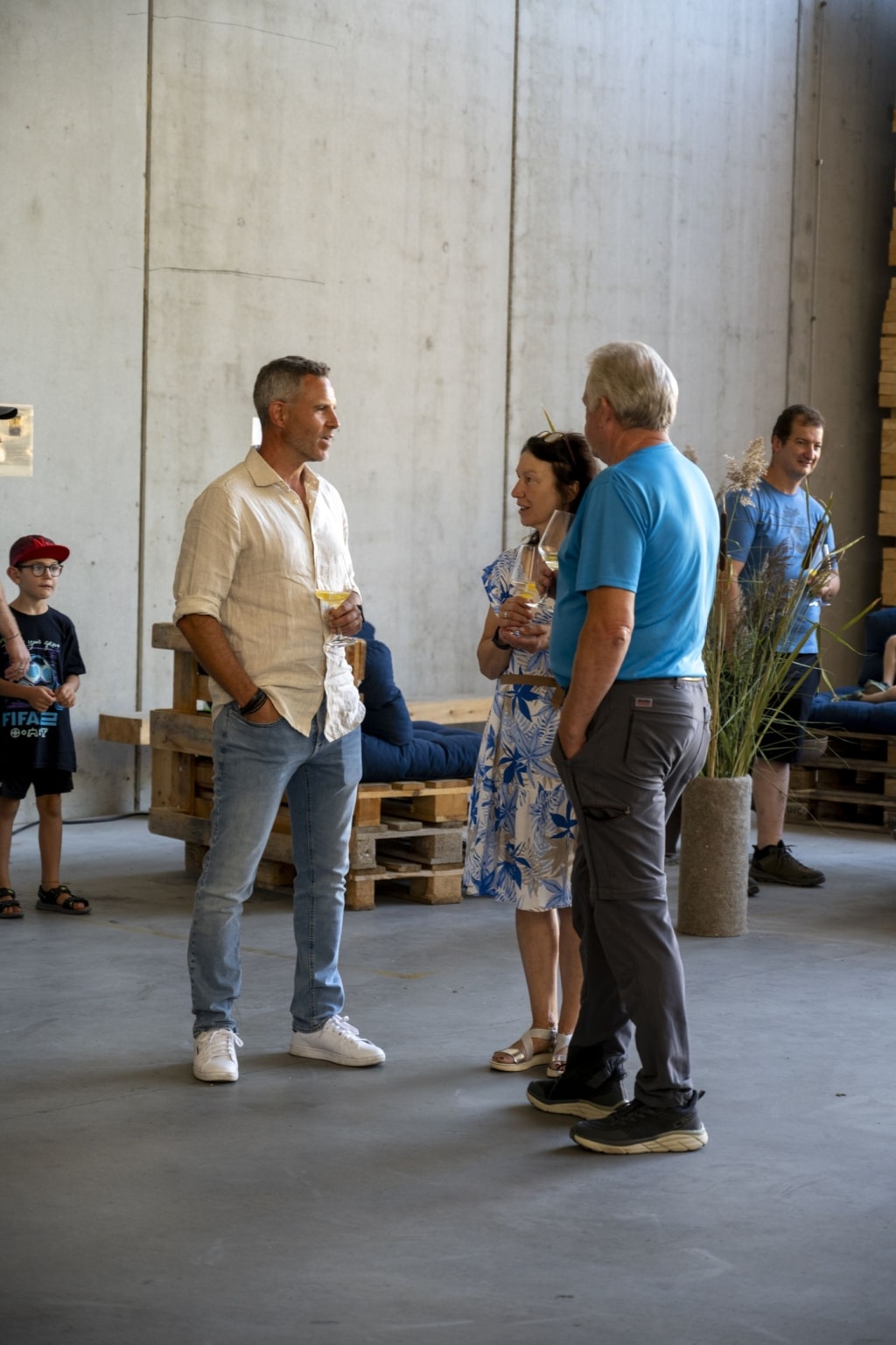 BesucherInnen genießen und unterhalten sich auf der 100-Jahre-Rubner-Feier in der holzius Heimstatt.
