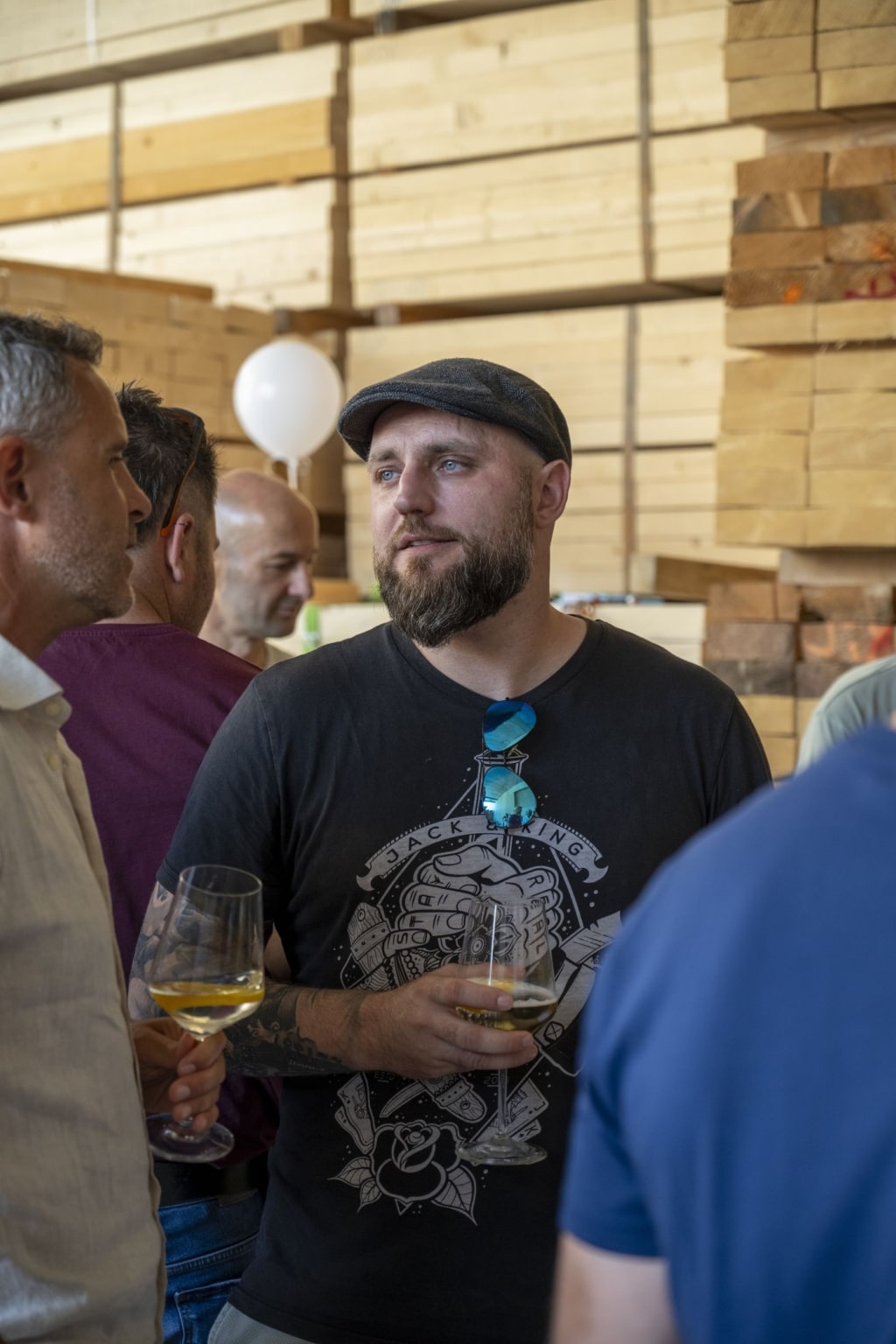 BesucherInnen genießen und unterhalten sich auf der 100-Jahre-Rubner-Feier in der holzius Heimstatt, umgeben von Vollholz.