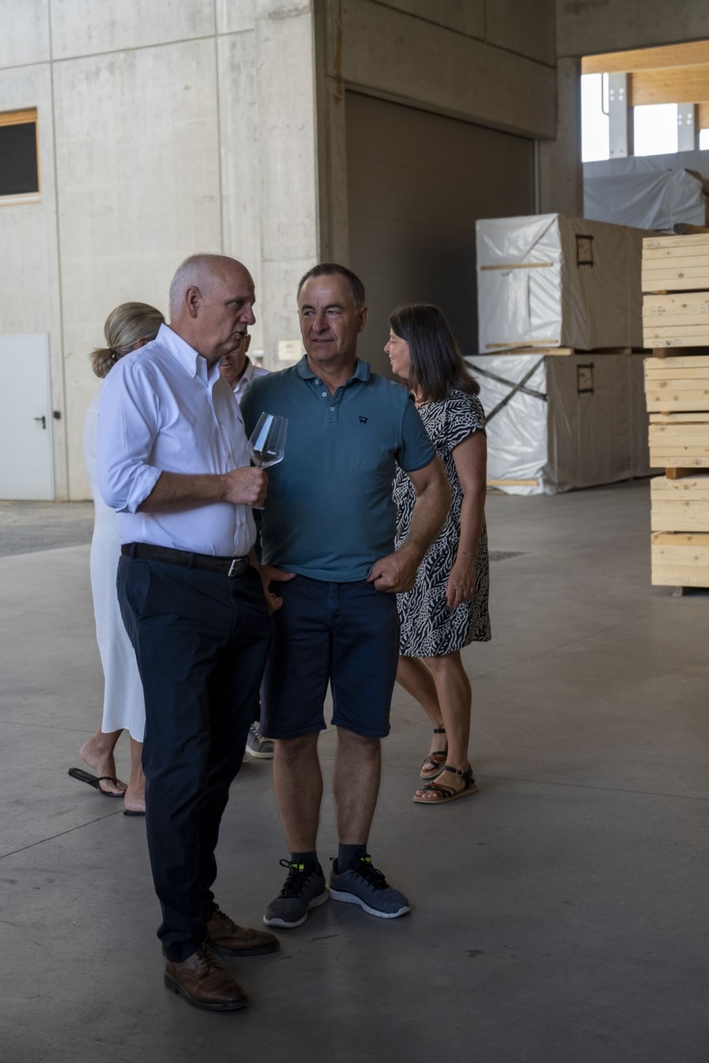 BesucherInnen genießen und unterhalten sich auf der 100-Jahre-Rubner-Feier in der holzius Heimstatt.