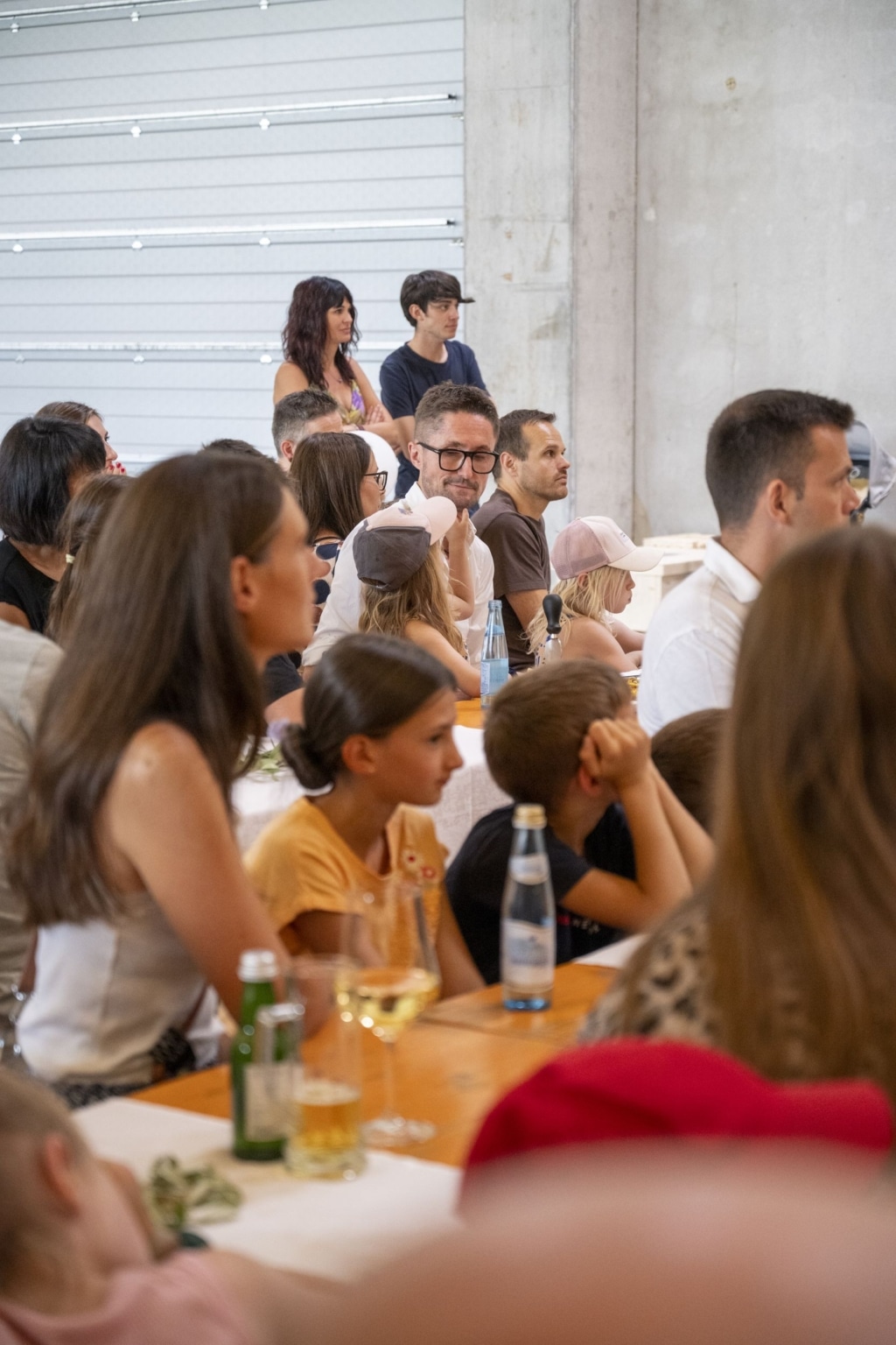 BesucherInnen genießen und unterhalten sich auf der 100-Jahre-Rubner-Feier in der holzius Heimstatt.