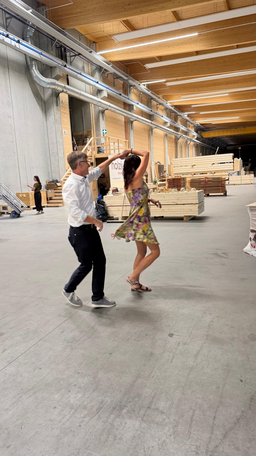 Eine Dame und ein Herr, wie sie in einer großen Halle tanzen.