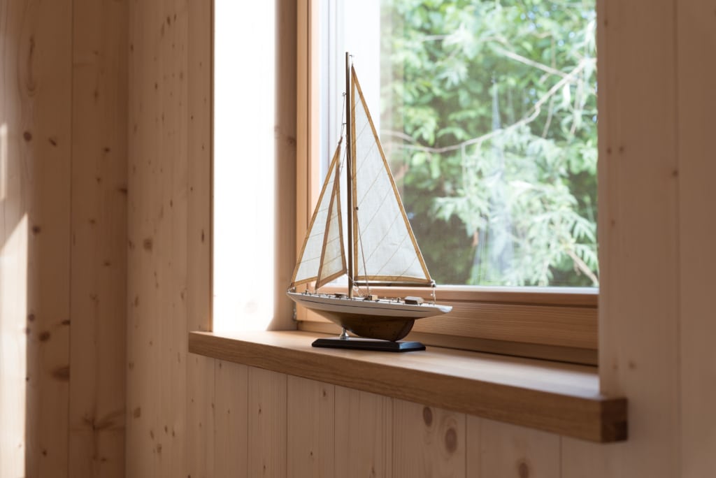 Fenster mit Segelbot als Dekoration